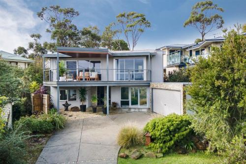 Exterior view, The Navigator with heated pool and spa in Arthurs Seat / Main Ridge