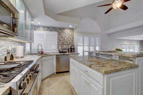 Beautiful 5BR w/King Beds, Pool & Hot Tub, Games, Las Vegas (zdjęcie 6)