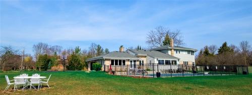 Kert, 2-Acre Highland Park Retreat with Heated Pool ~ 5* in Highland Park (IL)
