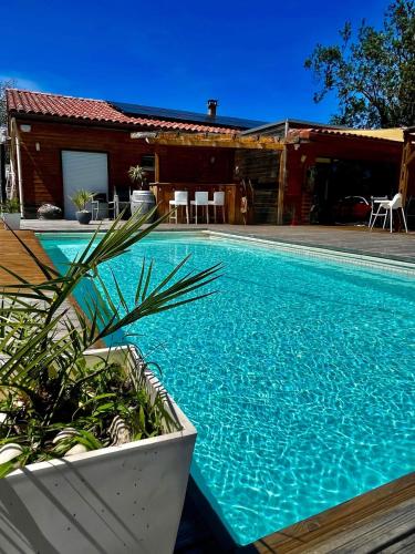 Maison en bois , plein pieds,piscine privative