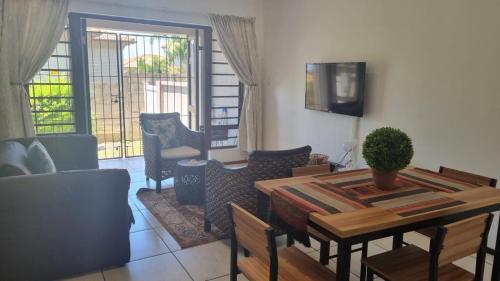 Self Catering. walking distance to beach. in Uvongo Beach