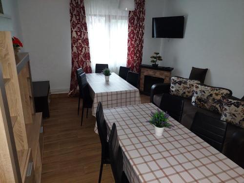 zonă comună salon/TV, Casa Varipatti in Bușteni