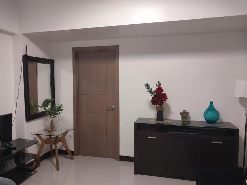 Family Suites at Emperador Bldg near T3, Манила (фото 8)