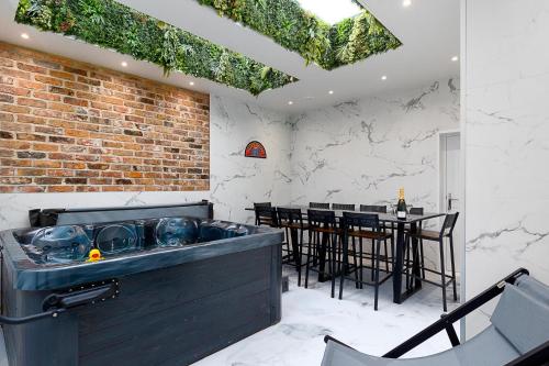23 Trafalgar Square with hot tub and cinema