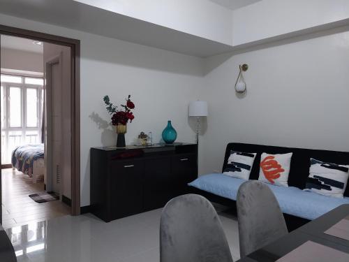 Family Suites at Emperador Bldg near T3, Манила (фото 7)