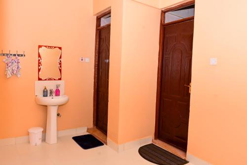 浴室, The Lotus Stay-in at Paradise Apartments, Embu in 恩布