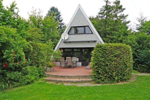 Zeltdachhaus _ grosses Grundstueck