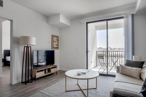 Fairfax 2br w courtyard nr dining shopping LAX-1128 in Los Angeles, USA