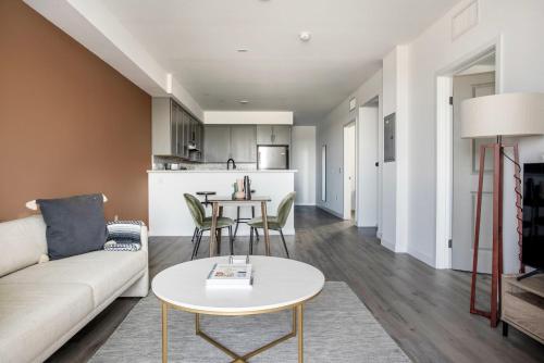 Fairfax 2br w courtyard nr dining shopping LAX-1128 in Los Angeles, USA