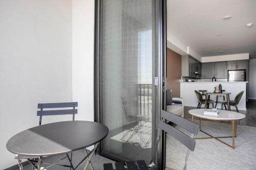 Fairfax 2br w courtyard nr dining shopping LAX-1128 in Los Angeles, USA