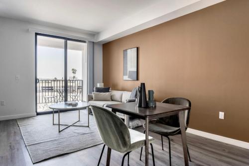 Fairfax 2br w courtyard nr dining shopping LAX-1128 in Los Angeles, USA