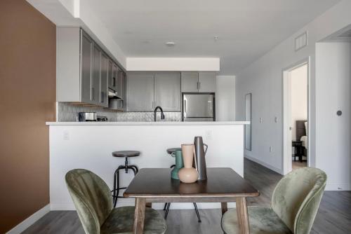Fairfax 2br w courtyard nr dining shopping LAX-1128 in Los Angeles, USA