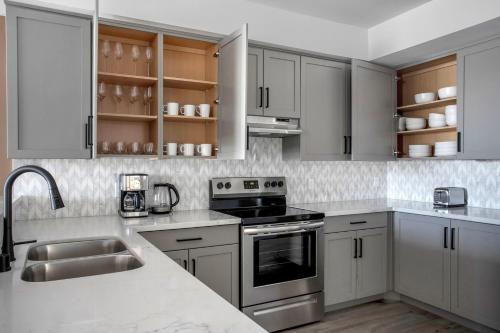 Fairfax 2br w courtyard nr dining shopping LAX-1128 in Los Angeles, USA