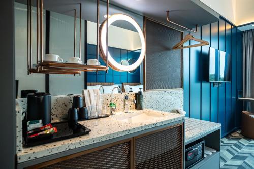 room detail thumbnail 2