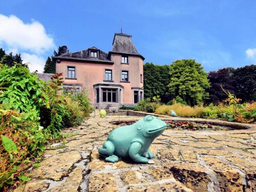 Luxurious castle with hot tub in the Belgian