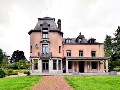 Luxurious castle with hot tub in the Belgian