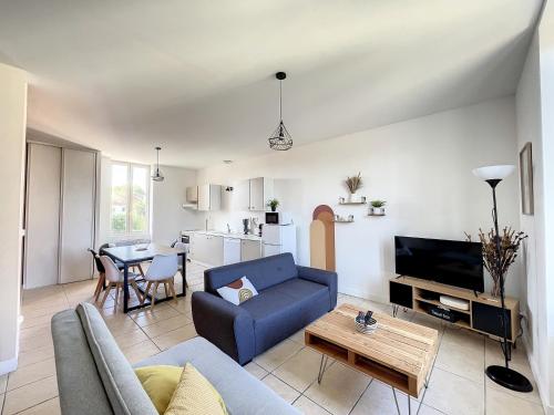 Koplietošanas atpūtas telpa ar TV, L'écrin des écoles-2 chambres-terrasse-BBQ (L'ecrin des ecoles-2 chambres-terrasse-BBQ) in Saint-Rambert-d'Albon (Rhone-Alpes)