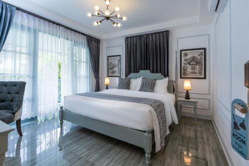 Double Room with Balcony image 8