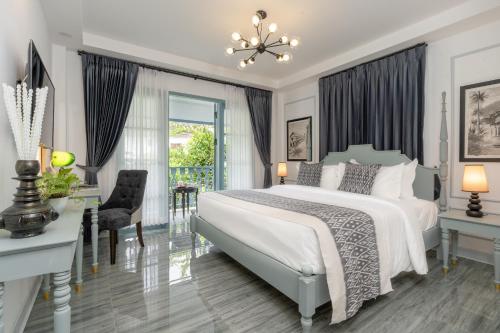 Double Room with Balcony image 7