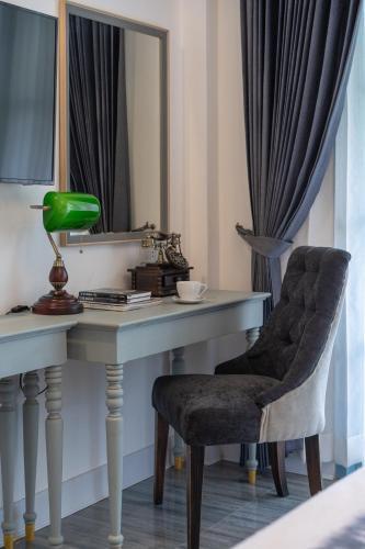 Double Room with Balcony image 6