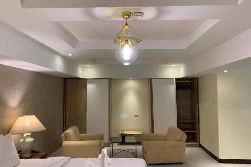 room detail thumbnail 2