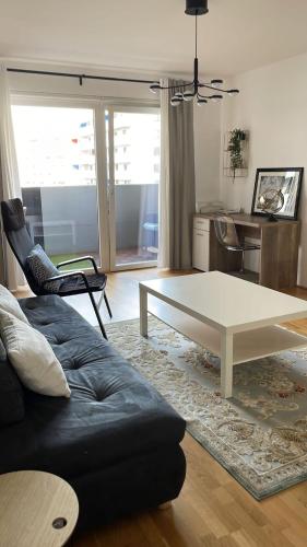  2 BR apartment next to metro U1 and PR Garage, Unterkunft in Wien