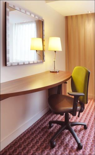 Queen Room - Mobility Accessible image 1