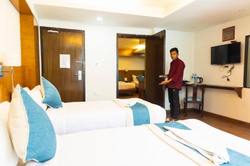 2 double beds, 1 twin bed