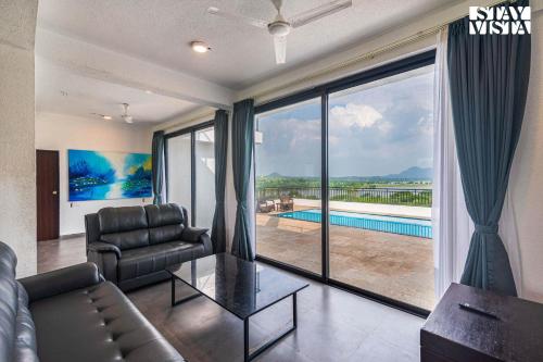 185m² 4 guļamistaba, 4 privāta vannas istaba Villa Girnare
 (Cascading Valleys by StayVista ) in Girnare
