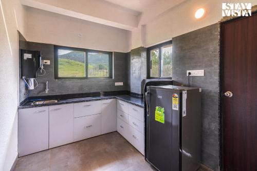 virtuve, 185m² 4 guļamistaba, 4 privāta vannas istaba Villa Girnare
 (Cascading Valleys by StayVista ) in Girnare