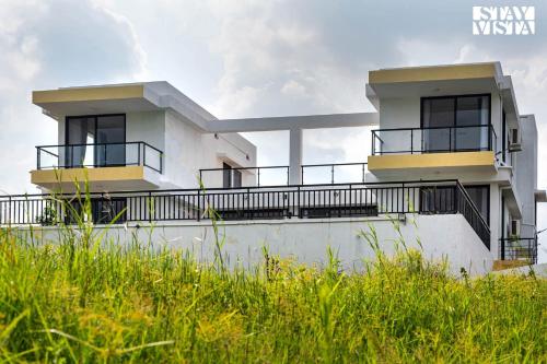 Balkons/terase, 185m² 4 guļamistaba, 4 privāta vannas istaba Villa Girnare
 (Cascading Valleys by StayVista ) in Girnare