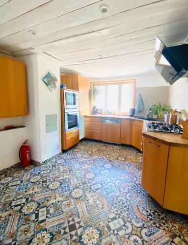 virtuve, Ganze Wohnung - Erdgeschoss - sehr ruhig - Hundefreundlich - Regendusche - Bodenheizung - Kuche - ea in Nehren (Tubingen)