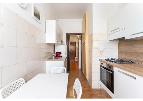 Tina's House - Bright and near Metro C, Rome (photo 8)