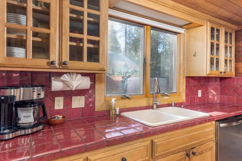Dog Friendly, across from tubing/SHARC, Nectar bed, Sunriver (foto 3)