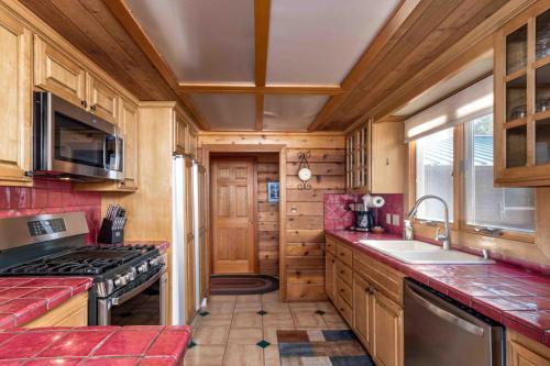 Dog Friendly, across from tubing/SHARC, Nectar bed, Sunriver (foto 5)