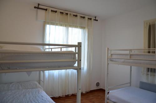 4 bedrooms, 5 beds