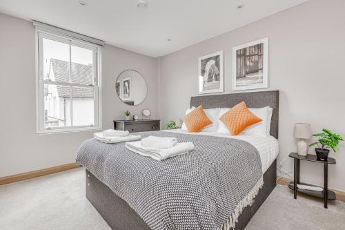 B&B Chertsey - Contemporary 2 BR apt, town centre by tent serviced apartments - Bed and Breakfast Chertsey