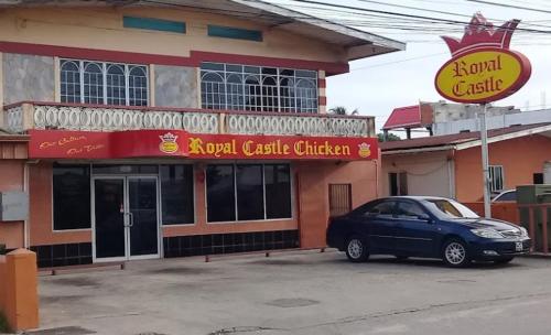 The Layover - 6 mins from the airport, Fully equipped for short and long stays in Piarco