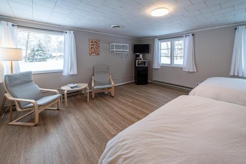 Star Gate Motel - image 5