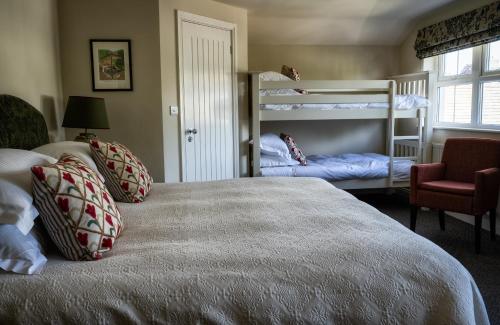 2 king beds, 2 bunk beds