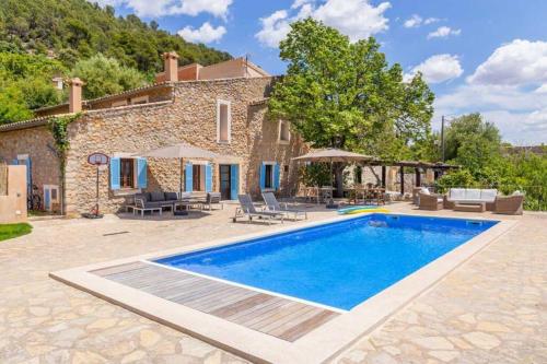 Spacious country home in Alaro