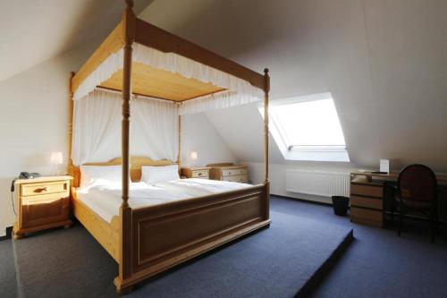 1 queen bed, 1 twin bed