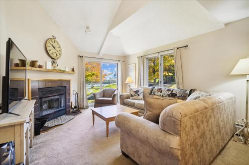 B&B Killington - Just a stone's throw from the heart of town, this 2 bedrooms unit features a whirlpool tub, fireplace and sport center - Bed and Breakfast Killington