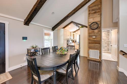 Beautiful Franklin Home with Bunkhouse and Hot Tub! in Franklin, USA