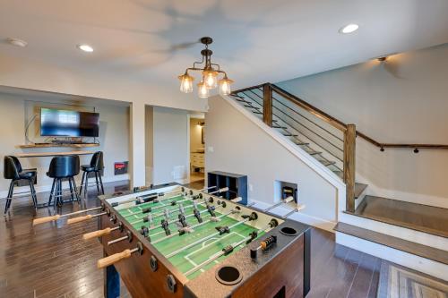 Beautiful Franklin Home with Bunkhouse and Hot Tub! in Franklin, USA