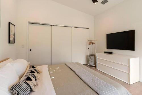 Stunning Modern Home in Hip Enclave near DT in Orlando, USA