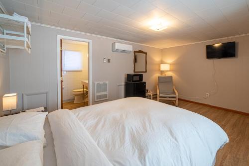 Star Gate Motel - image 2