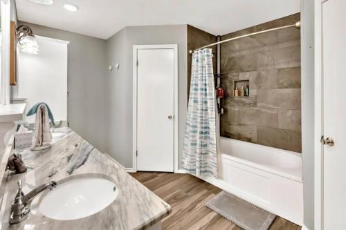 New Cozy Retreat Located 15 minutes to Waco in Hewitt, USA