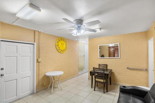 Yours for the asking- Cozy, Caribbean, condo condo