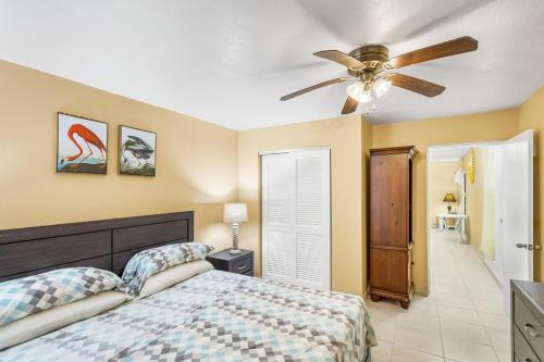 Yours for the asking- Cozy, Caribbean, condo condo